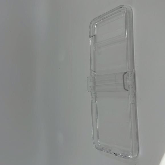 Galaxy Z Flip4 Clear Slim Cover: Embrace Elegance with Transparency - Picture 2 of 3